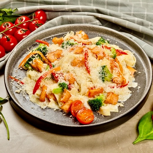 Феттуччине с лососем и овощами