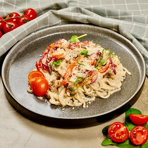 Паста  с овощами в соусе из белых грибов